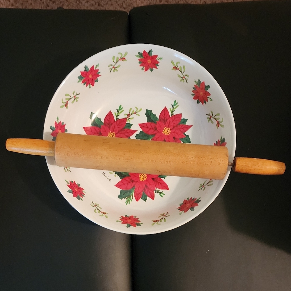 Mario Festive Poinsettia Bowl with Wooden Rolling Pin